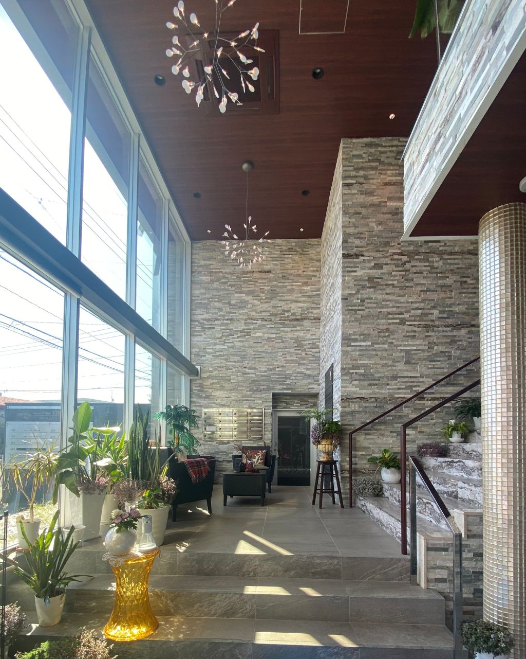 Naya Élan が入る Beauty Village THE KAHALA の吹き抜けエントランス